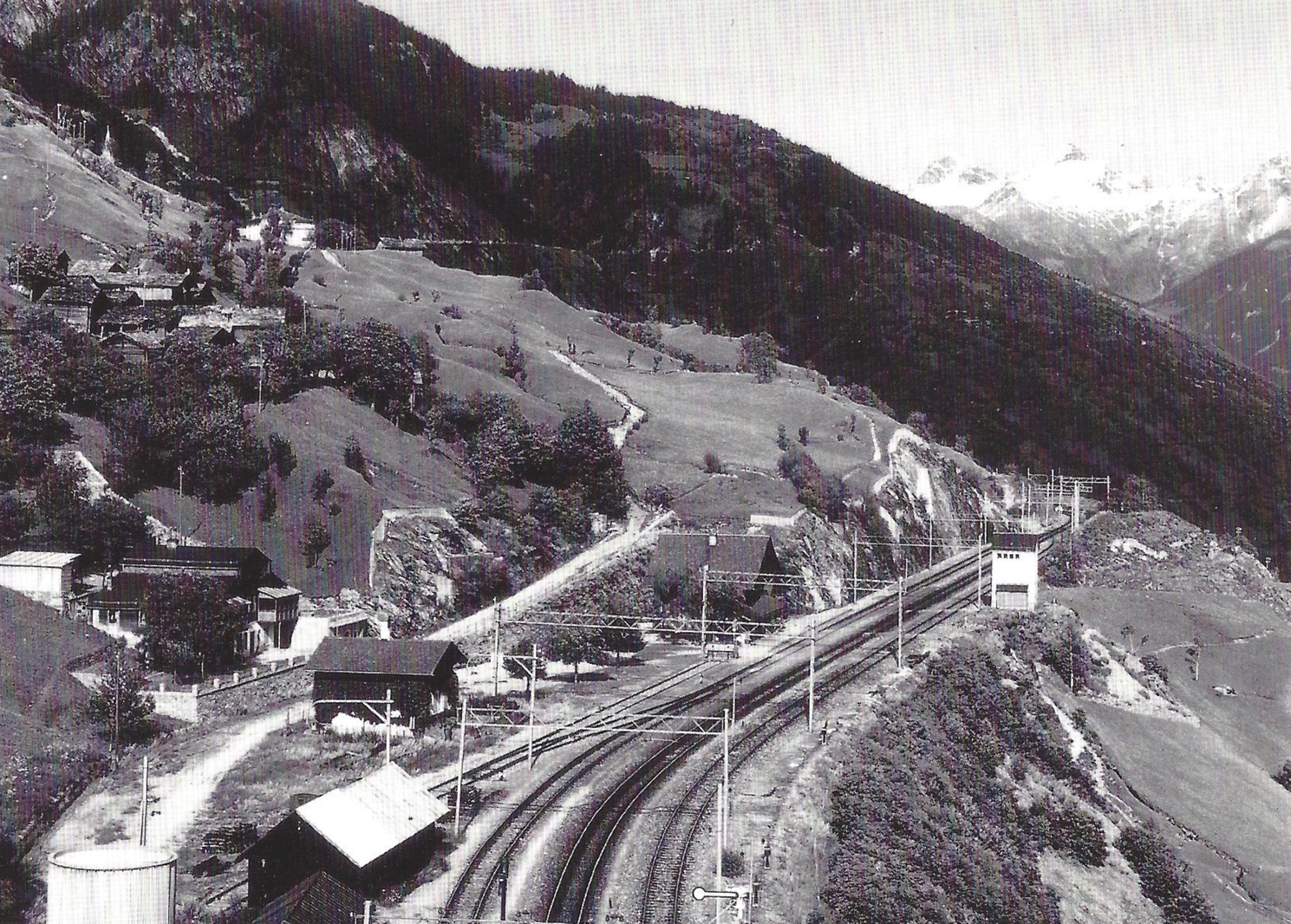 Bahnstation Ausserberg mit dem ‘Gasthaus zum Bahnhof’ (unten links). Undatierte frühe Aufnahme.