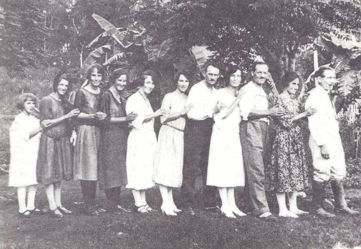 Die Töchter und Schwiegersöhne des Ehepaars Theler 1923 (von links nach rechts): Isabella, Luzia, Katharina, Anna, Maria, Kresenzia, Karl Krumkamp, Euphrosina, Theophil Werlen, Regina, Jakob Nobs.