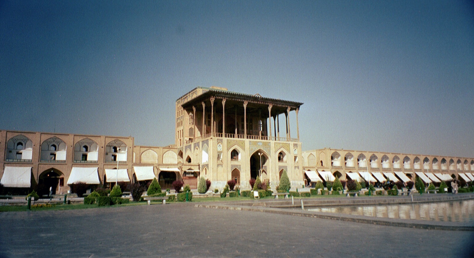 Esfahan. Ali Qapu-Torpalast. Über dem Eingangsiwan die Veranda, deren Dach von 18 Holzsäulen getragen wird.