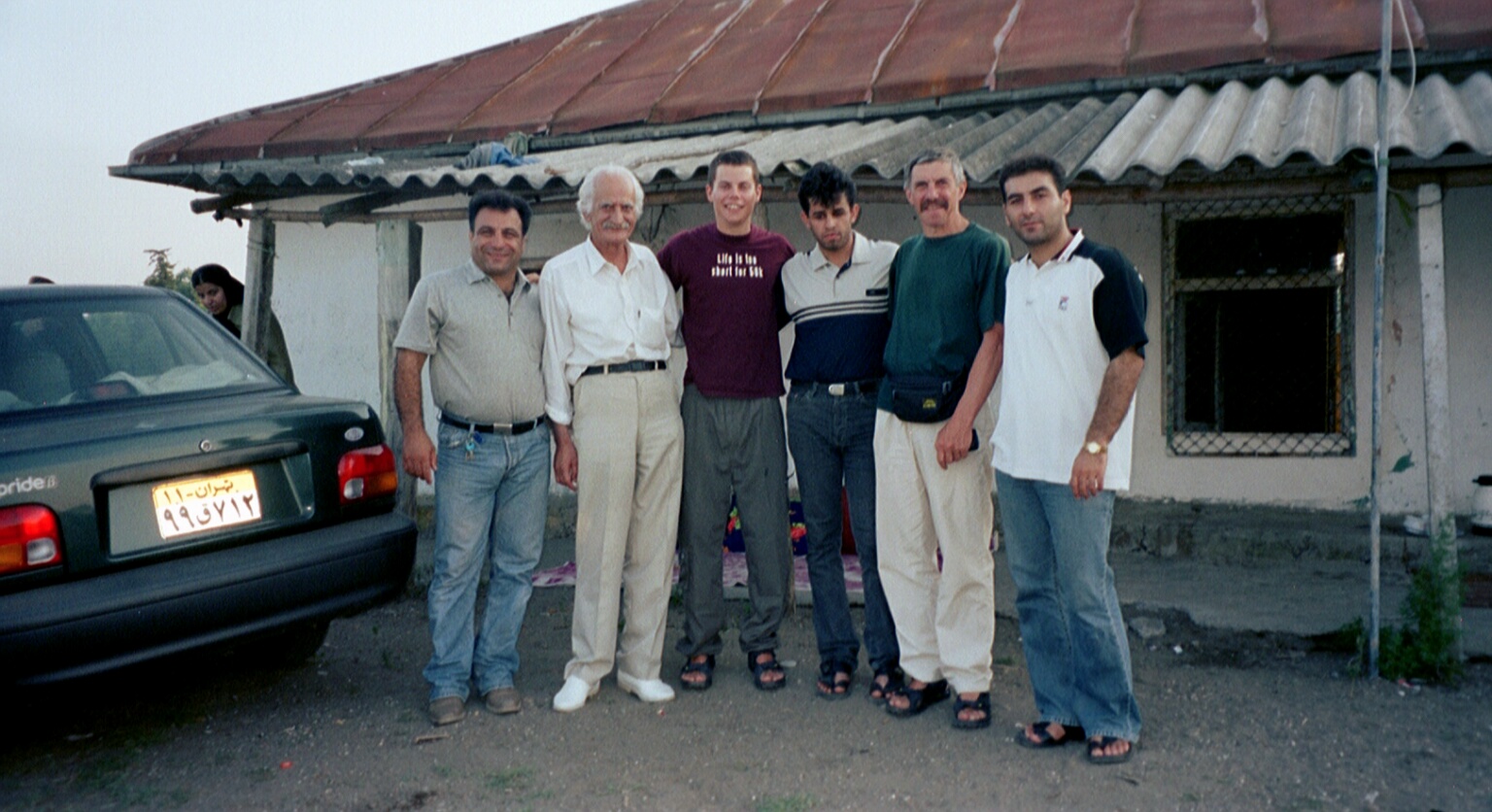 Vor der Strandhütte mit dem angeblich beliebtesten Schauspieler Irans (zweiter von links); rechts der Schulleiter; zwischen Manuel und Gerold der Lehrer Sam; links der Schauspieler, der uns chauffierte