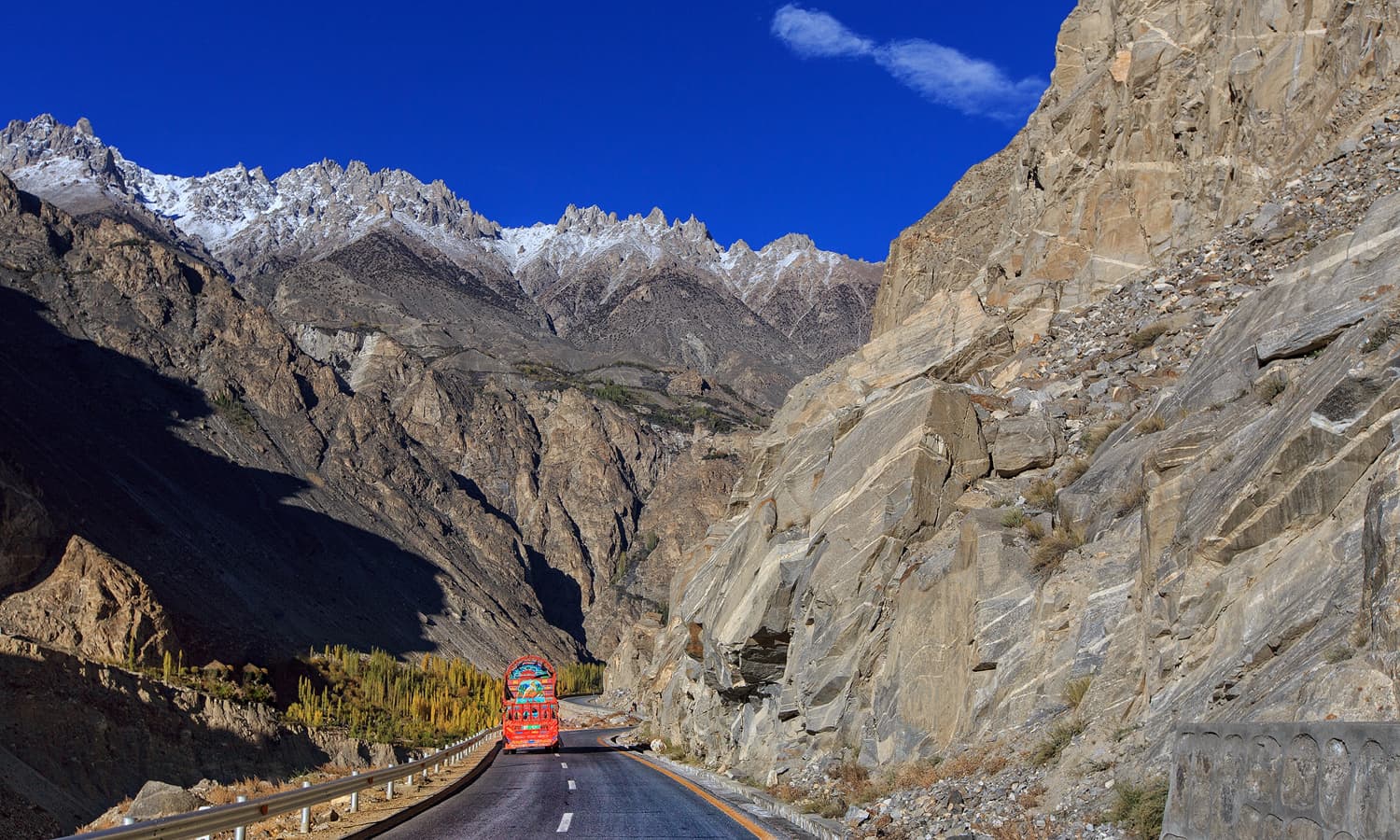 Karakoram Highway in Gojal, im neuesten Ausbaustandard