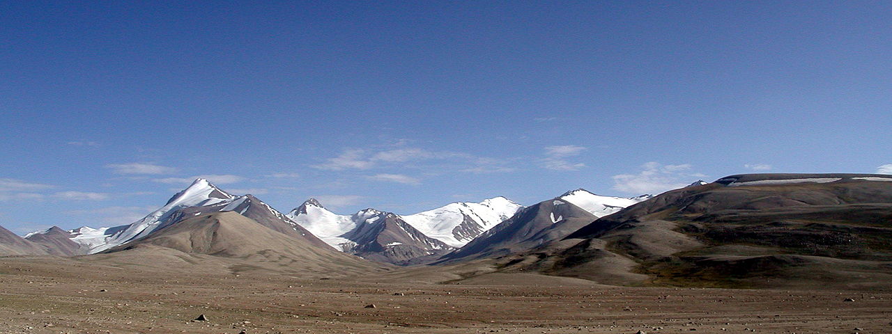 In Pirali geht die Gebirgslandschaft des Karakorum über ins Pamirgebirge. Hier ein typischer Pamirgebirgszug.