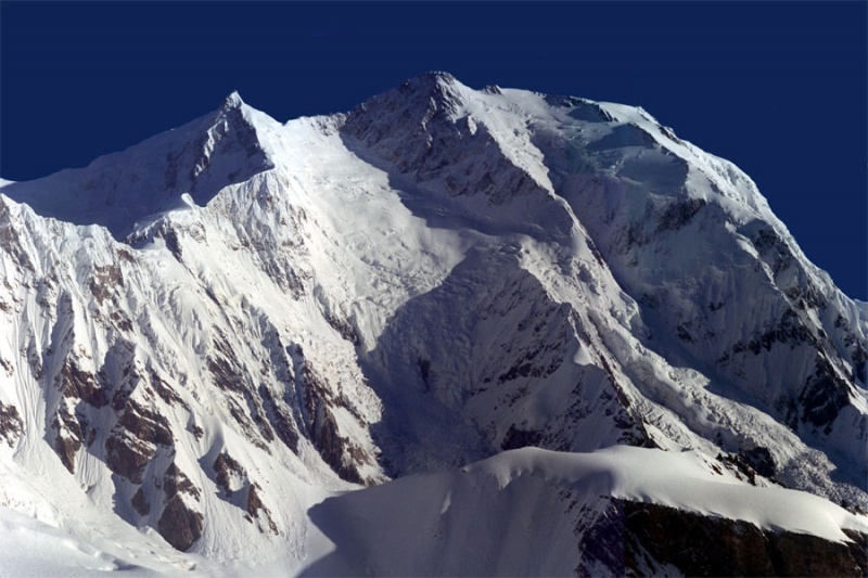 Der Kongur Shan ist mit 7649 m oder 7719 m (es gibt unterschiedliche Angaben) der höchste Gipfel des Pamir. Die Erstbesteigung gelang 1981 einer englischen Expedition. Einer der Gründe, warum der Berg bis heute erst fünfmal bestiegen wurde, sind die oft schlechten Wetterbedingungen.