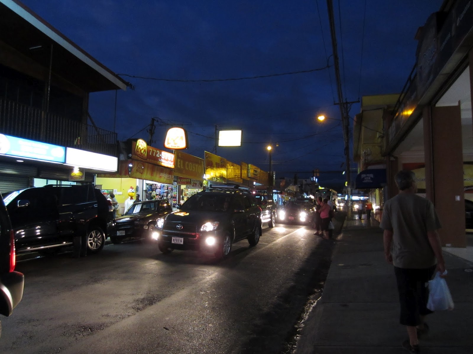 San Isidro: Um 18 Uhr ist noch der Teufel los, um 22 Uhr sind die Strassen leer.