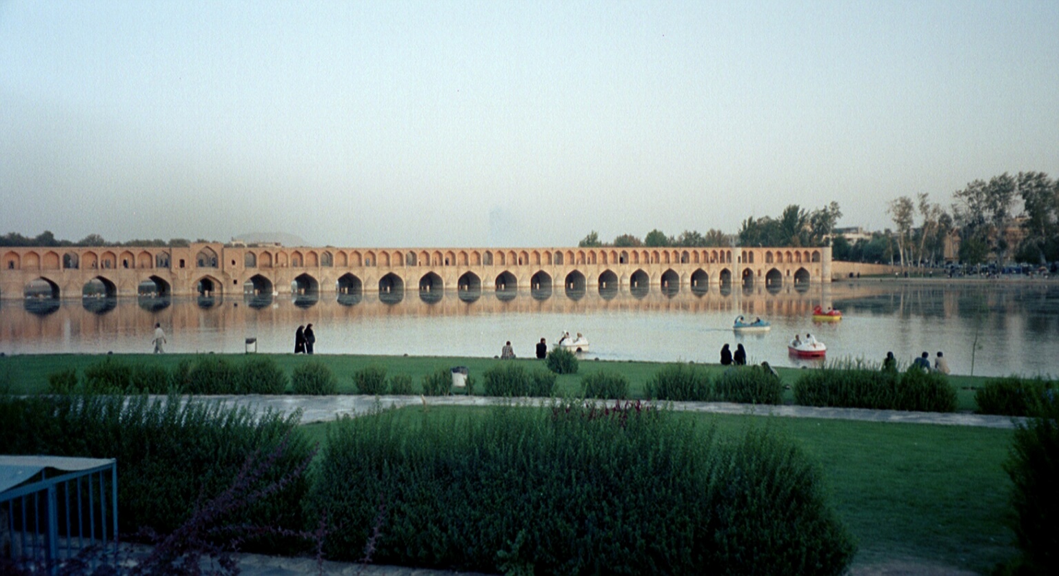 Esfahan. Die Allah Verdi Khan- oder 33-Bogen-Brücke aus dem Jahre 1602 (hier nur etwas mehr als die Hälfte sichtbar) sichtbar)