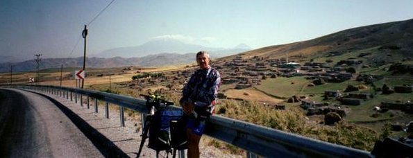 Erste rasende Talfahrt vor Dugubeyazit - im Hintergrund der Ararat