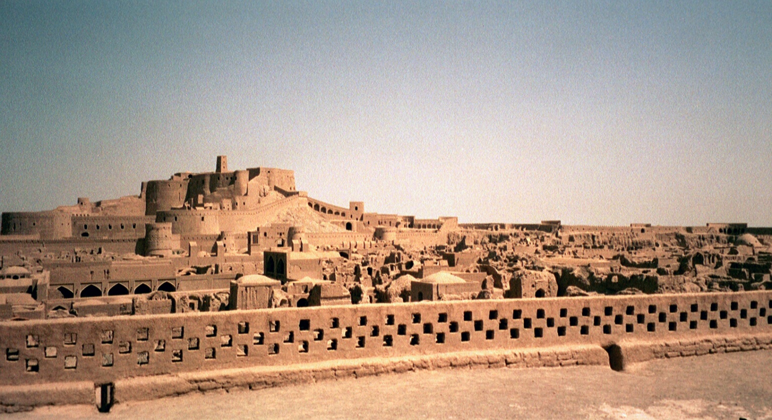Arg-é Bam. Blick über die Ruinenstadt zur Zitadelle