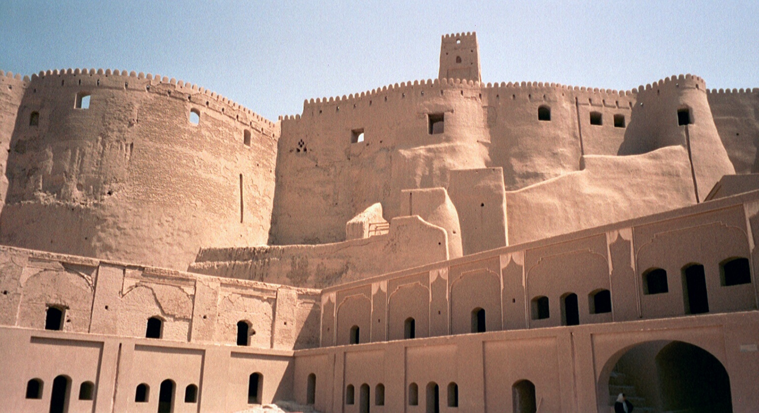 Arg-é Bam. Blick von der (restaurierten) ehemaligen Kaserne hinauf zu Zitadelle und Wachturm