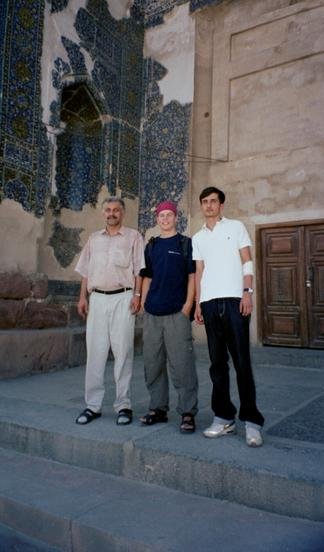Herr Reza, sein Sohn Ali und Manuel vor der Blauen Moschee Herr Reza, sein Sohn Ali und Manuel vor der BlauenMoschee
