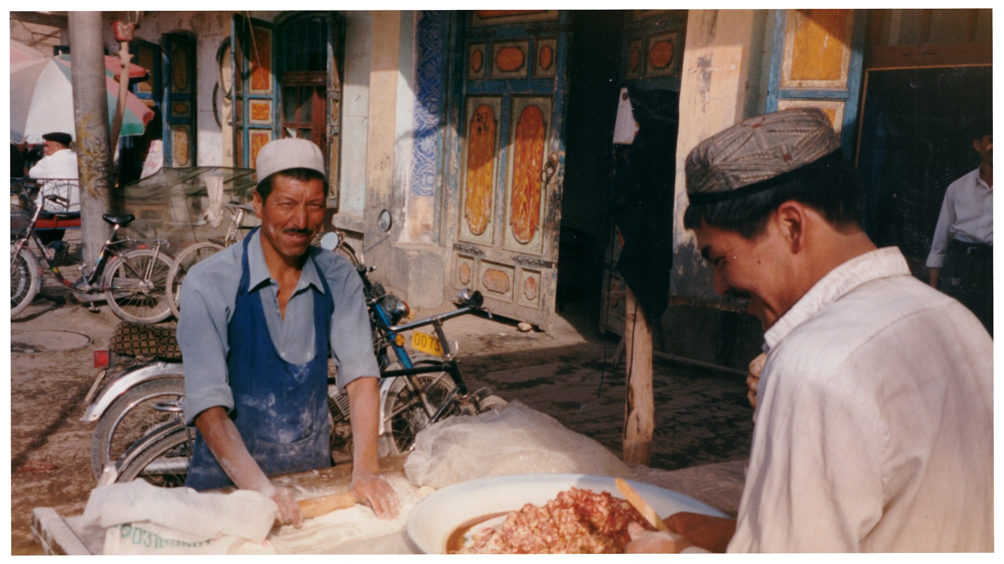 Uigurische Strassen-Bäckerei in Kashgar.