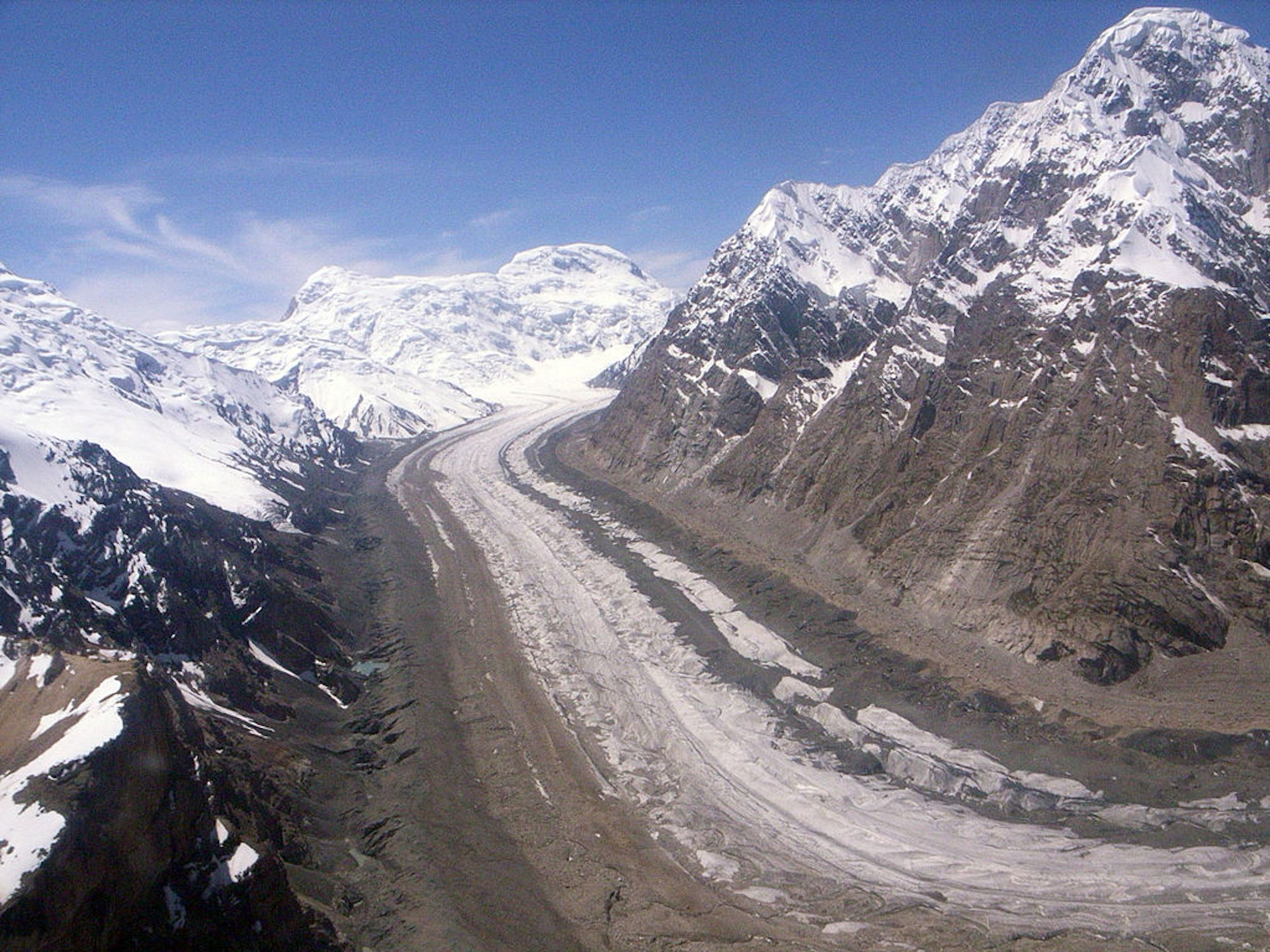 Der 18 km lange Minapingletscher windet sich in einer S-Kurve zu Tal.