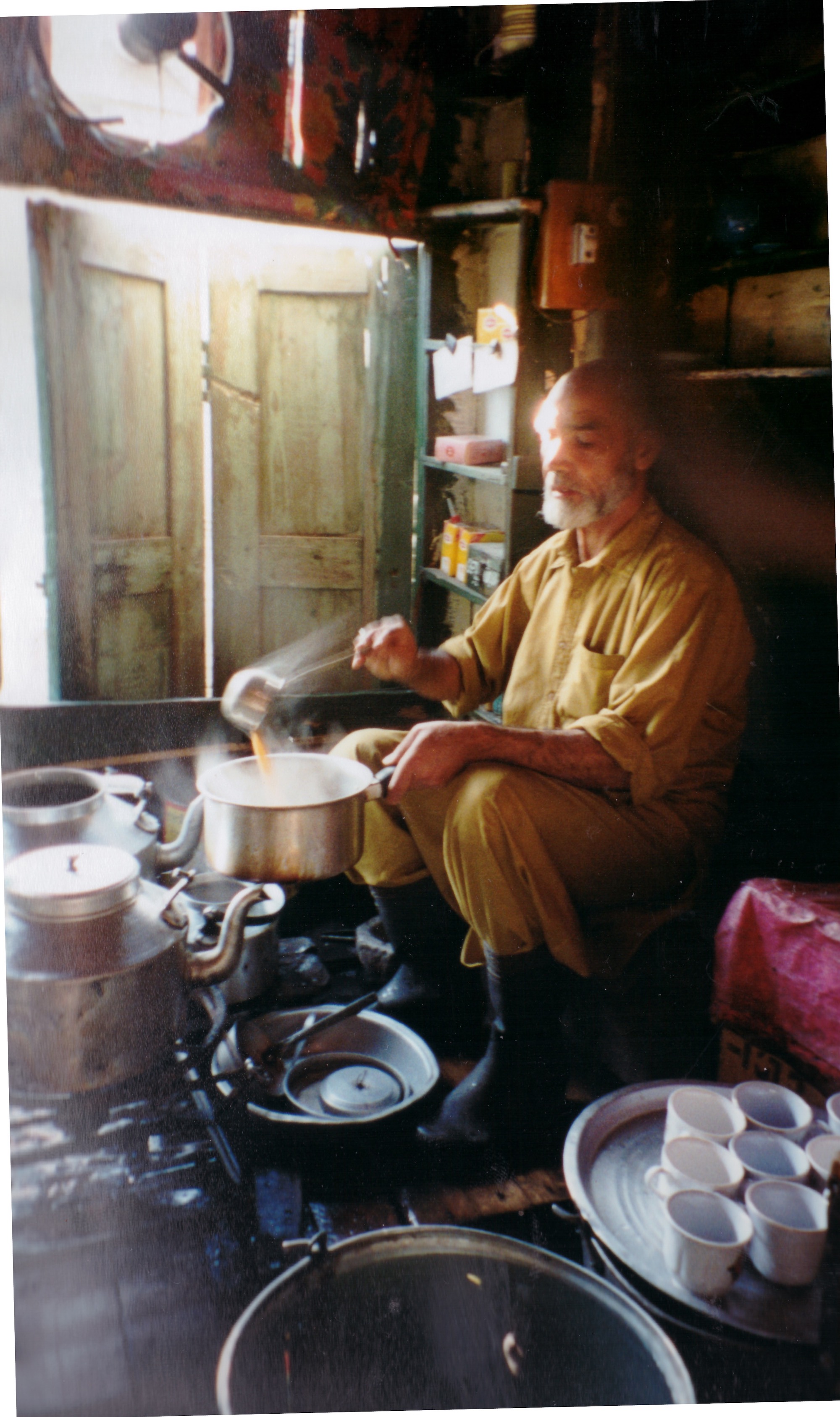 Haidry bei der Tee-Zubereitung.
